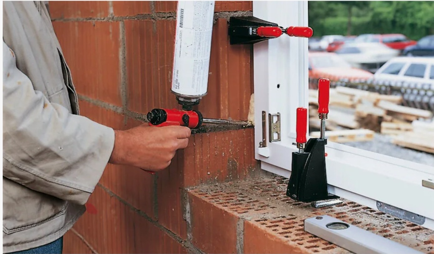 Инструменты для установки окон: уровень, отвес и монтажная пена