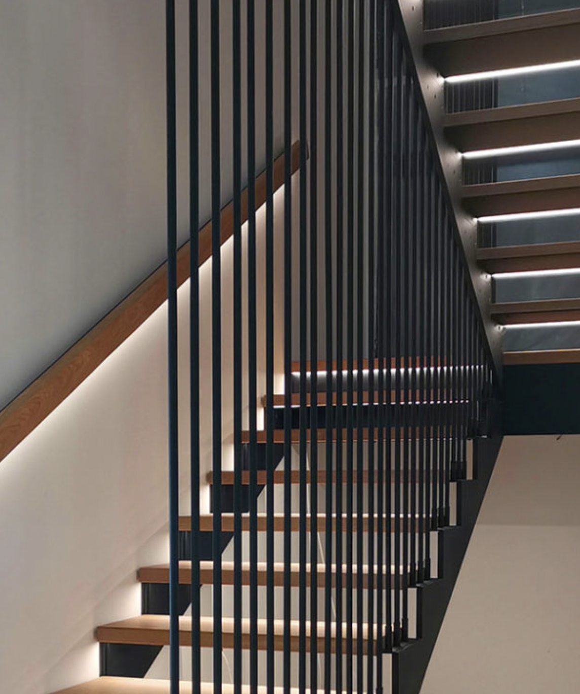 Металлические лестницы для частных домов и коттеджей: прочность и стиль