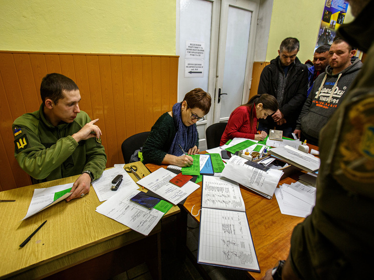 На Украине военкомы тащили полуголого мужчину по снегу до автобуса