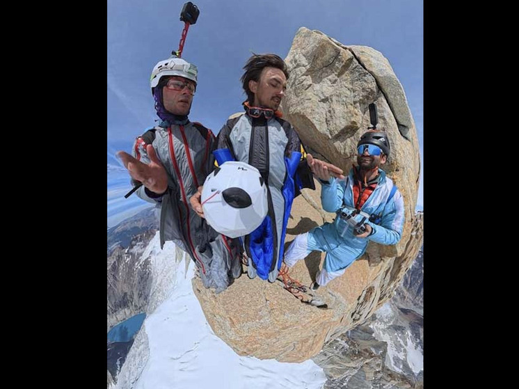 Российские бейсджамперы покорили Фицрой и впервые сделали прыжок с него